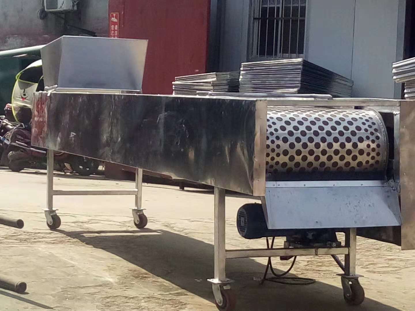 客戶定制的2臺(tái)4.5M香菇剪腳機(jī)出貨